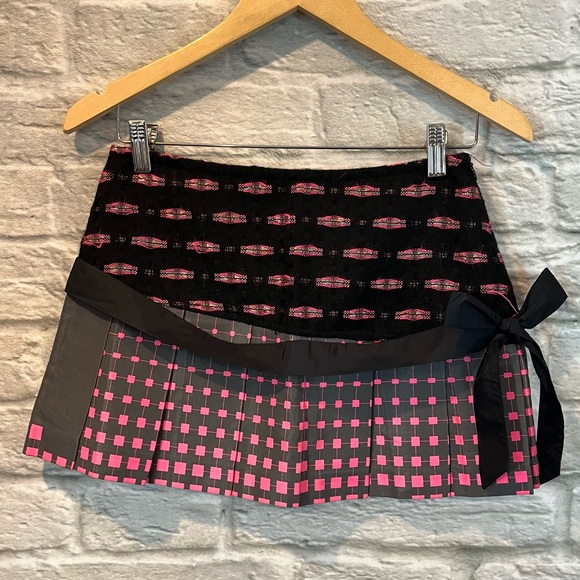 Custo Barcelona Dresses & Skirts - Custo Barcelona US2 EU 36 Pink/ Grey  & Black Abstract Pleated Mini Skirt W Bow